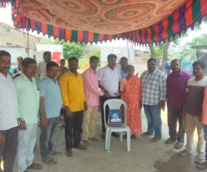 మానవత్వం చాటుకున్న చిన్ననాటి మిత్రులు..